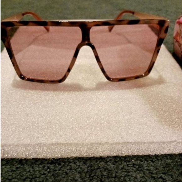 Sunglasses with case bebe worn or used - Picture 3 of 5